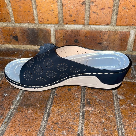 Cute comfy dress sandals worn once. - Picture 1 of 3